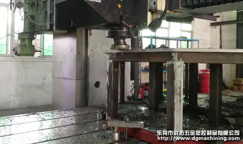 大型數(shù)控龍門(mén)銑加工